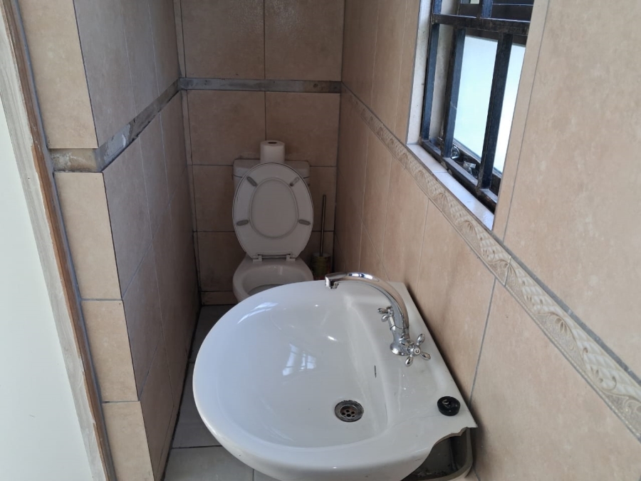 To Let 5 Bedroom Property for Rent in Cambridge Eastern Cape